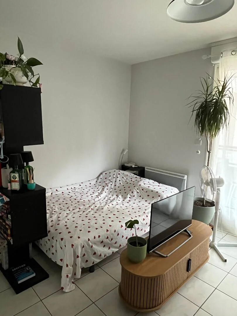 Quarto acessível para estudantes com iluminação ampla em 