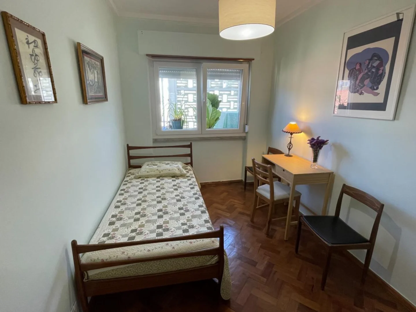 Quarto de estudante económico com localização conveniente em 