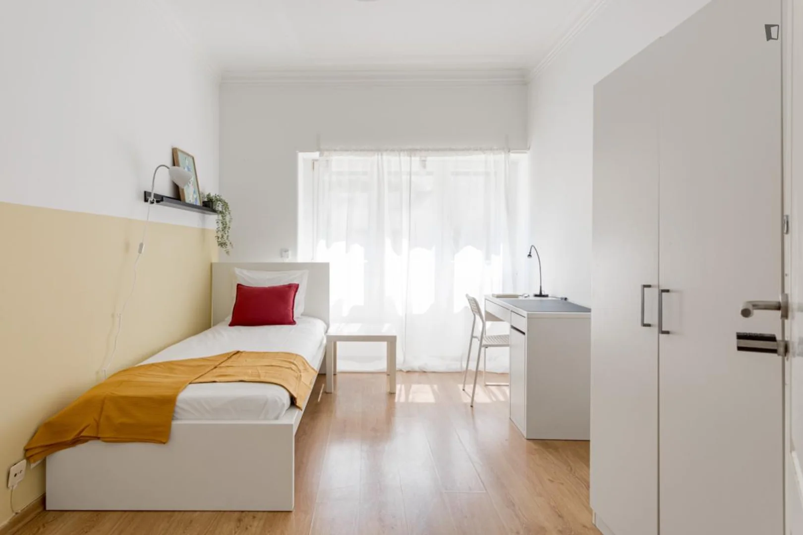 Habitación estudiantil funcional perfecta para estudiar en 
