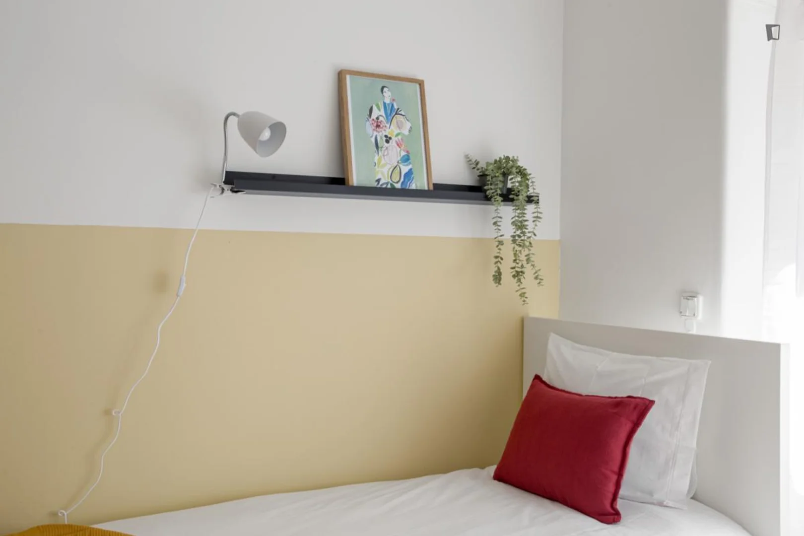 Habitación estudiantil funcional perfecta para estudiar en 