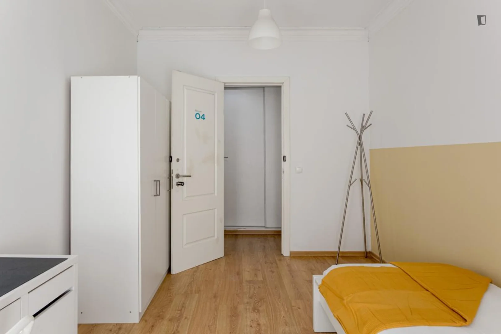 Habitación estudiantil luminosa y aireada con fácil acceso a la universidad en 