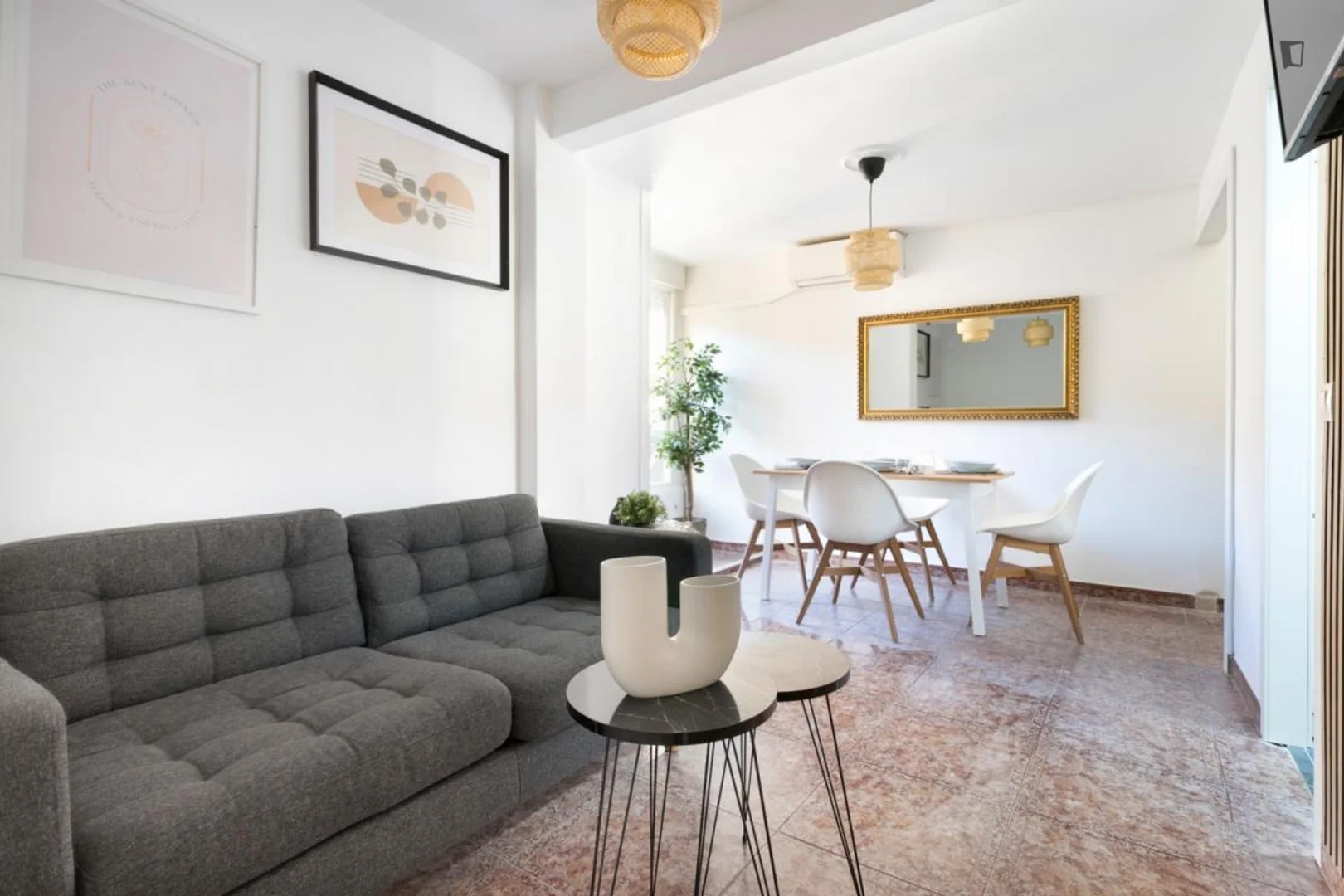 Habitación estudiantil luminosa y aireada con fácil acceso a la universidad en 