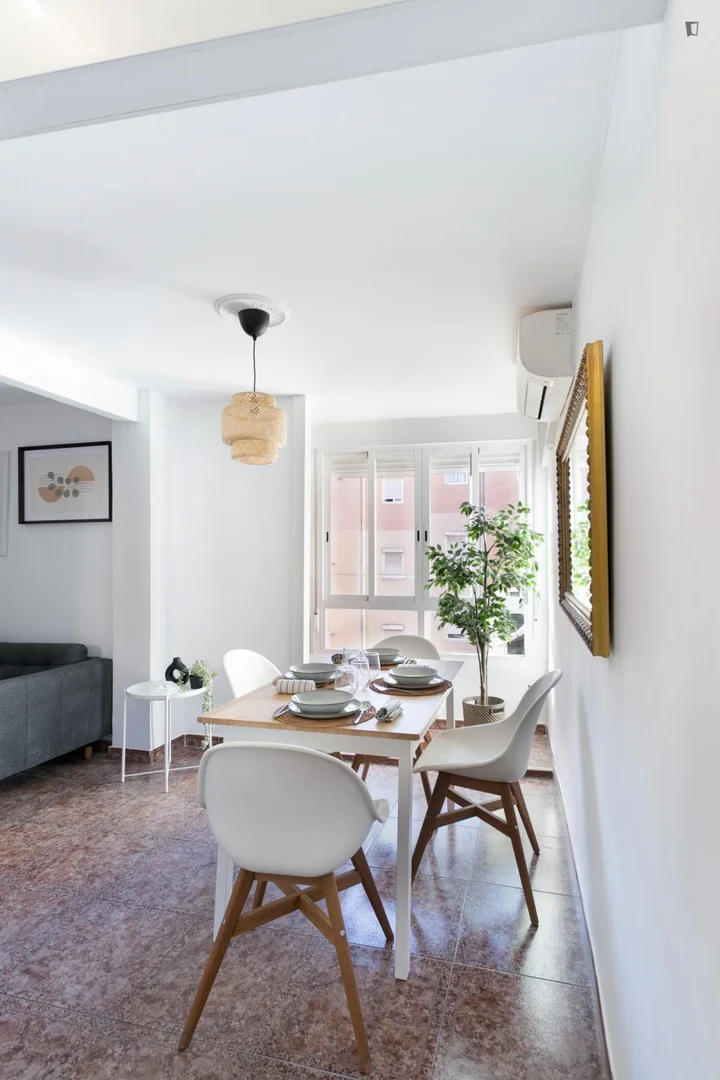Habitación estudiantil amplia y cómoda en 