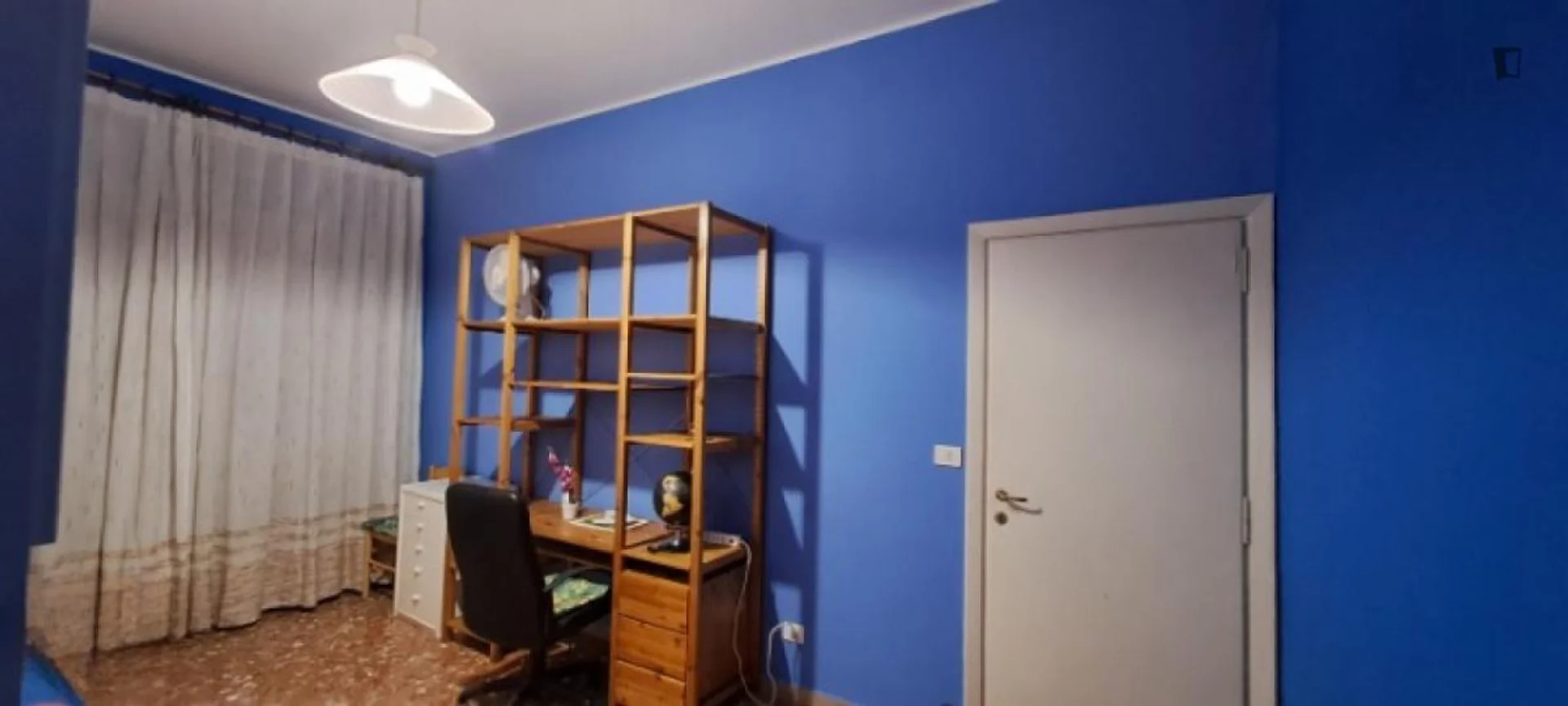 Chambre d'étudiant à  avec espace d'étude et installations communes