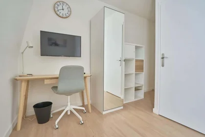 Habitación privada en 148 Rue Flament Reboux, 59130 Lambersart, France, imagen 4 de 25