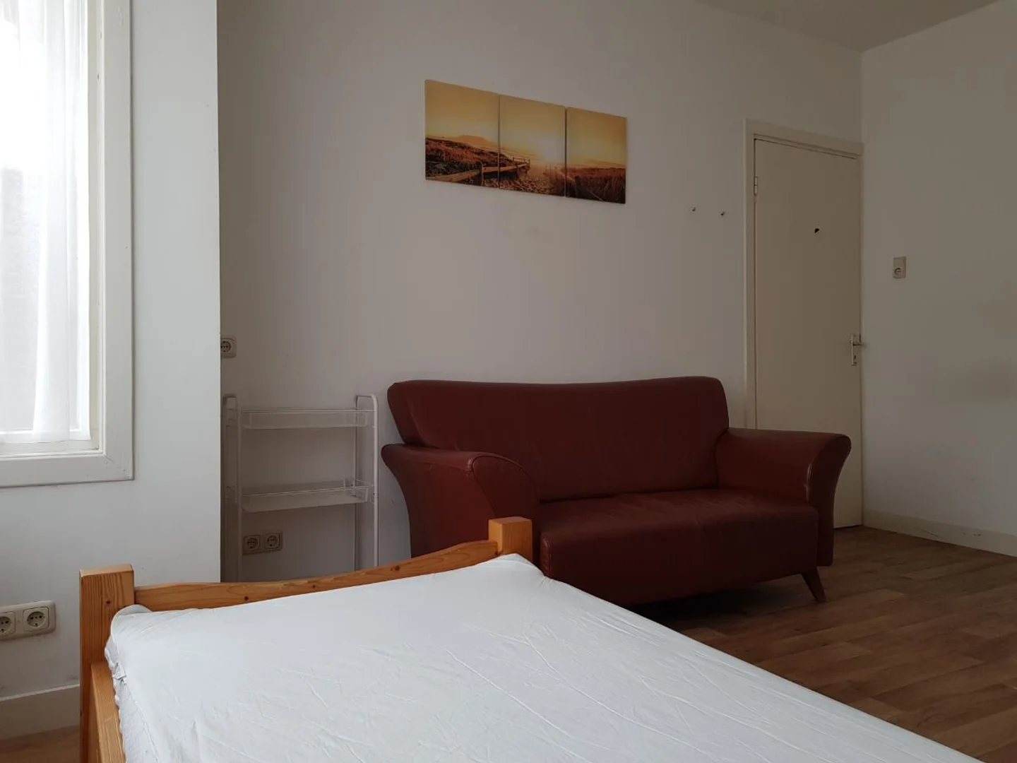 Habitación estudiantil funcional perfecta para estudiar en 
