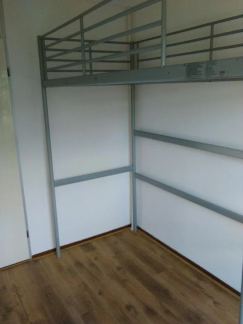Studentenzimmer in  mit Arbeitsbereich und Gemeinschaftseinrichtungen