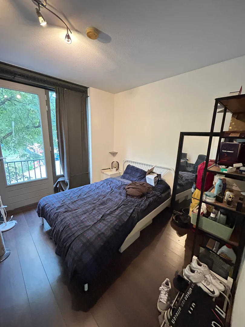 Habitación estudiantil funcional perfecta para estudiar en 