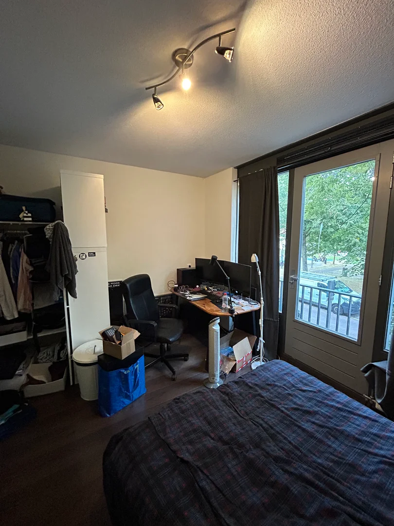 Habitación estudiantil amplia y cómoda en 