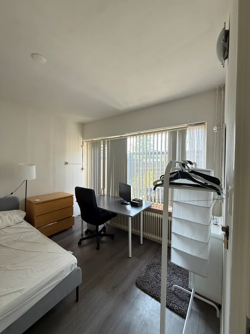 Chambre d'étudiant lumineuse et aérée avec accès facile à l'université dans 
