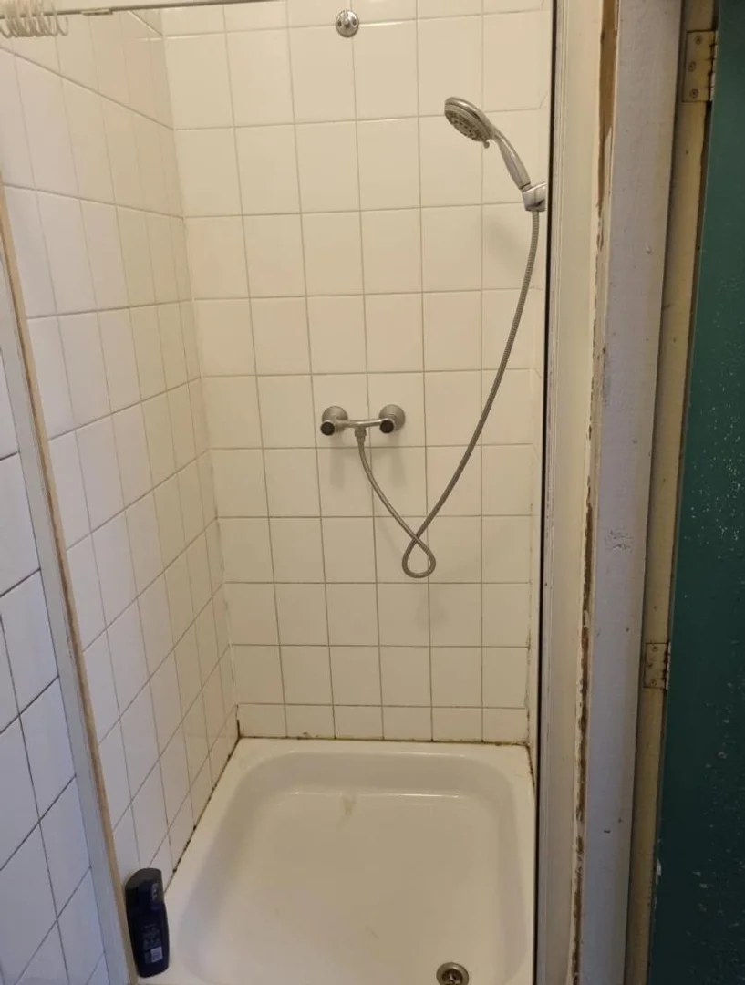 Chambre d'étudiant à  avec espace d'étude et installations communes