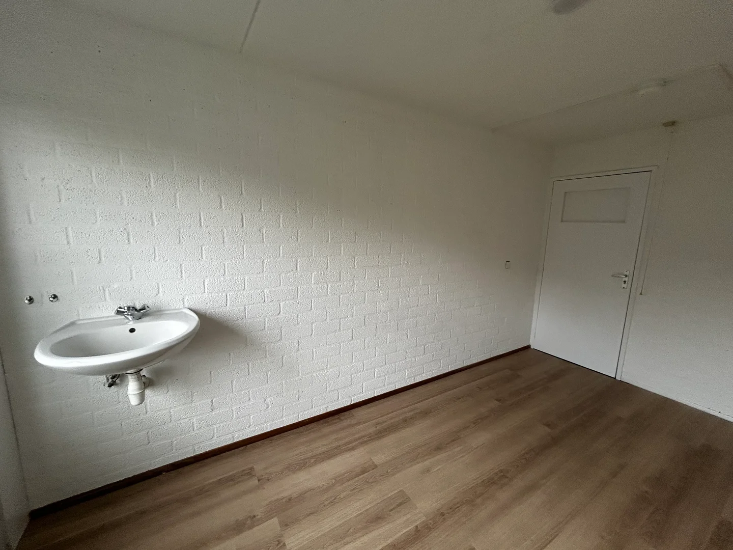 Chambre d'étudiant à  avec espace d'étude et installations communes