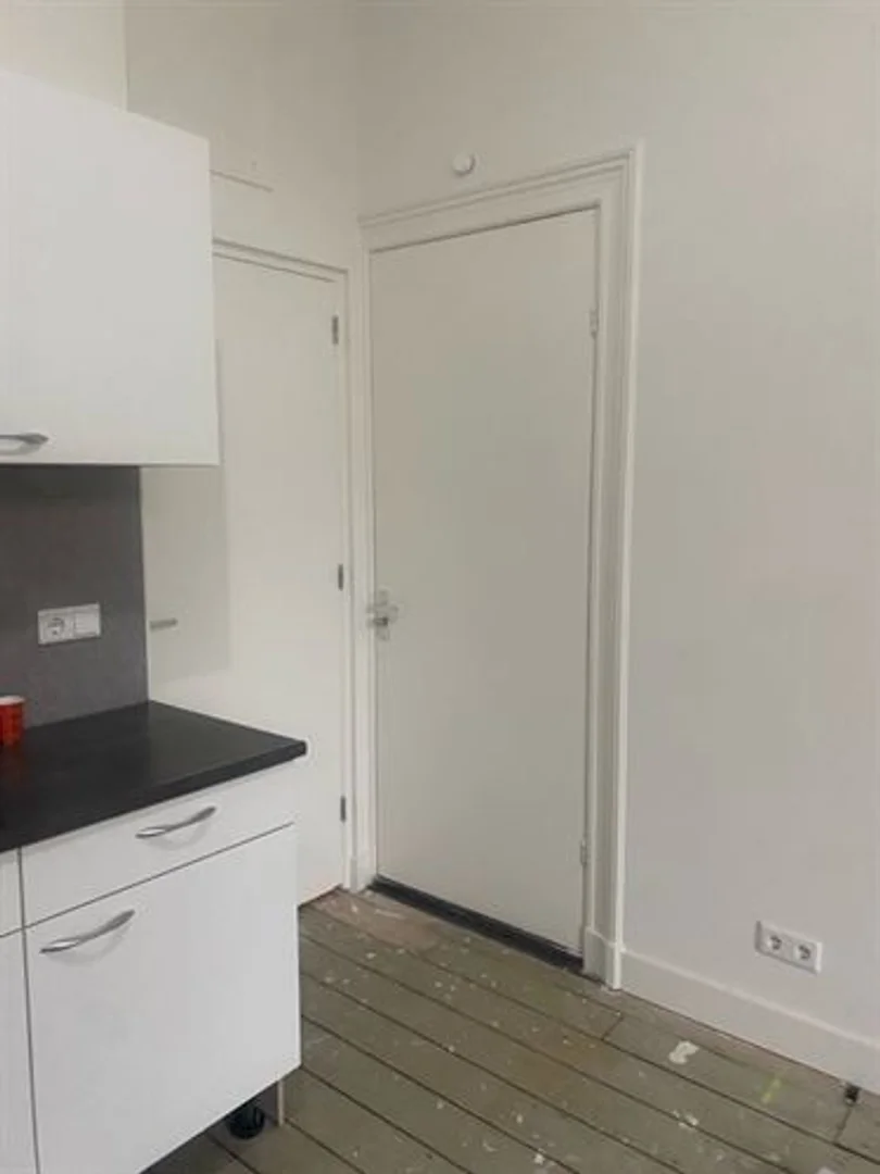 Habitación estudiantil funcional perfecta para estudiar en 