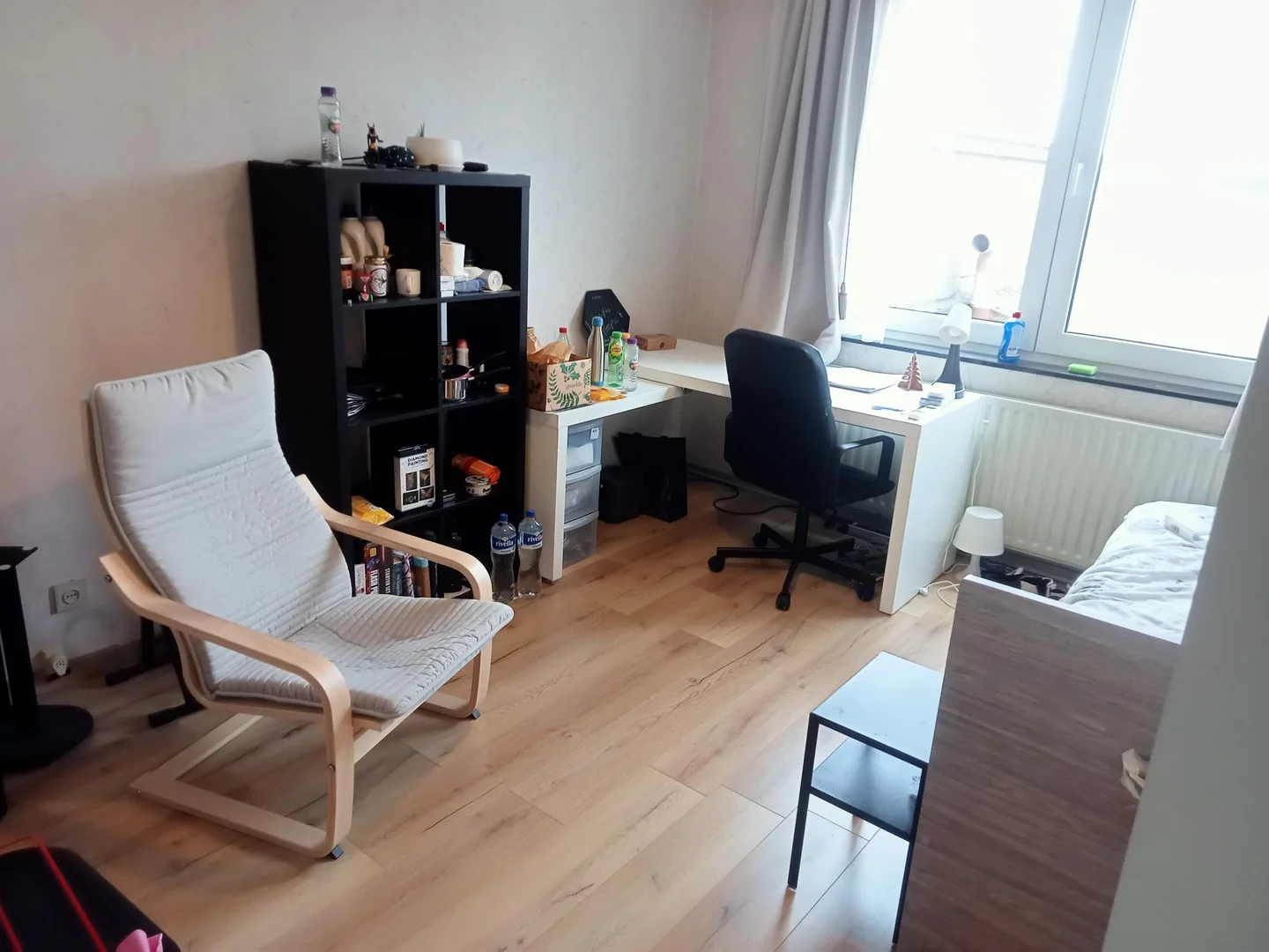 Habitación estudiantil luminosa y aireada con fácil acceso a la universidad en 