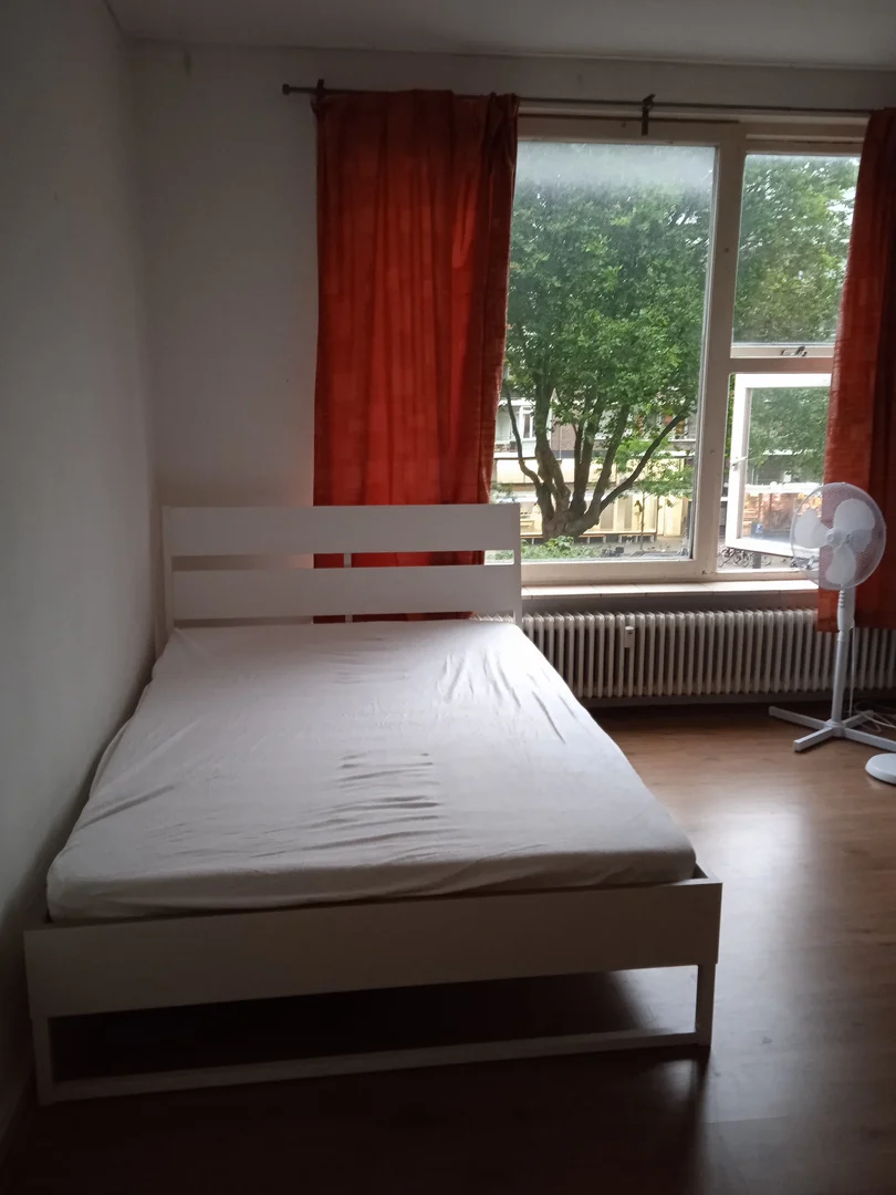 Habitación estudiantil luminosa y aireada con fácil acceso a la universidad en 