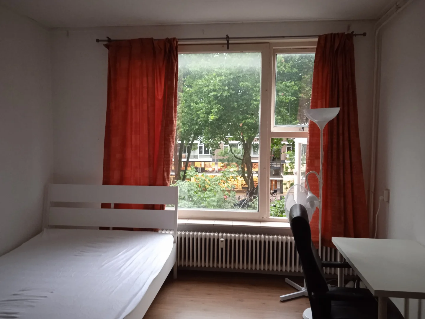 Habitación estudiantil amplia y cómoda en 