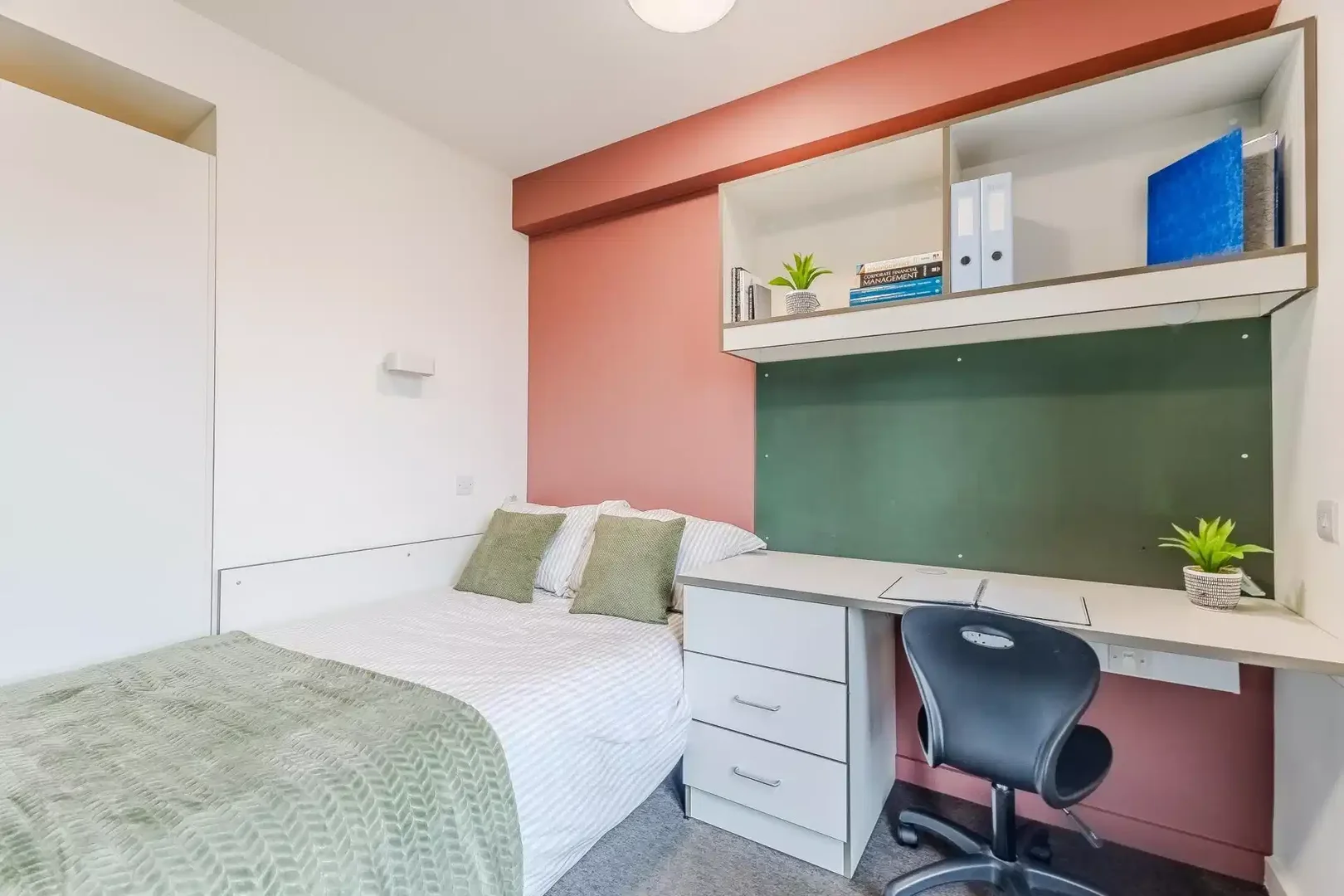 'de öğrenci dairesinde, tamamen mobilyalı kiralık oda