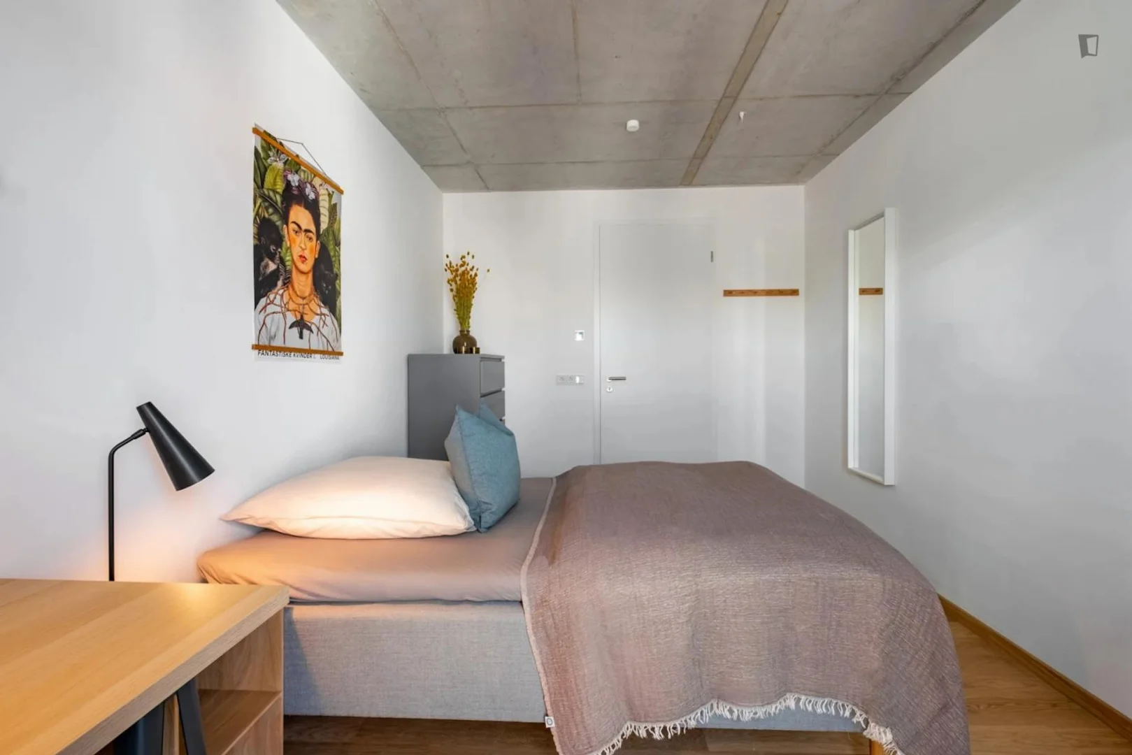 Quarto acessível para estudantes com iluminação ampla em 