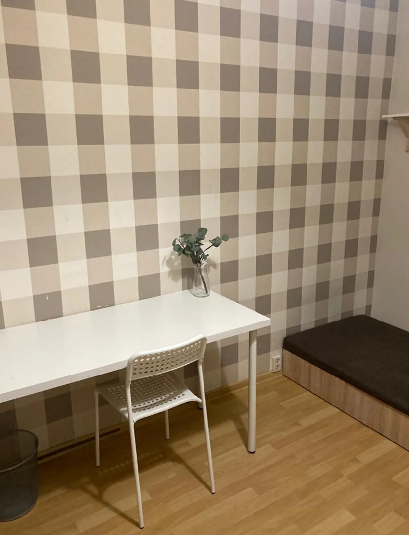 Studentenzimmer in  mit Arbeitsbereich und Gemeinschaftseinrichtungen