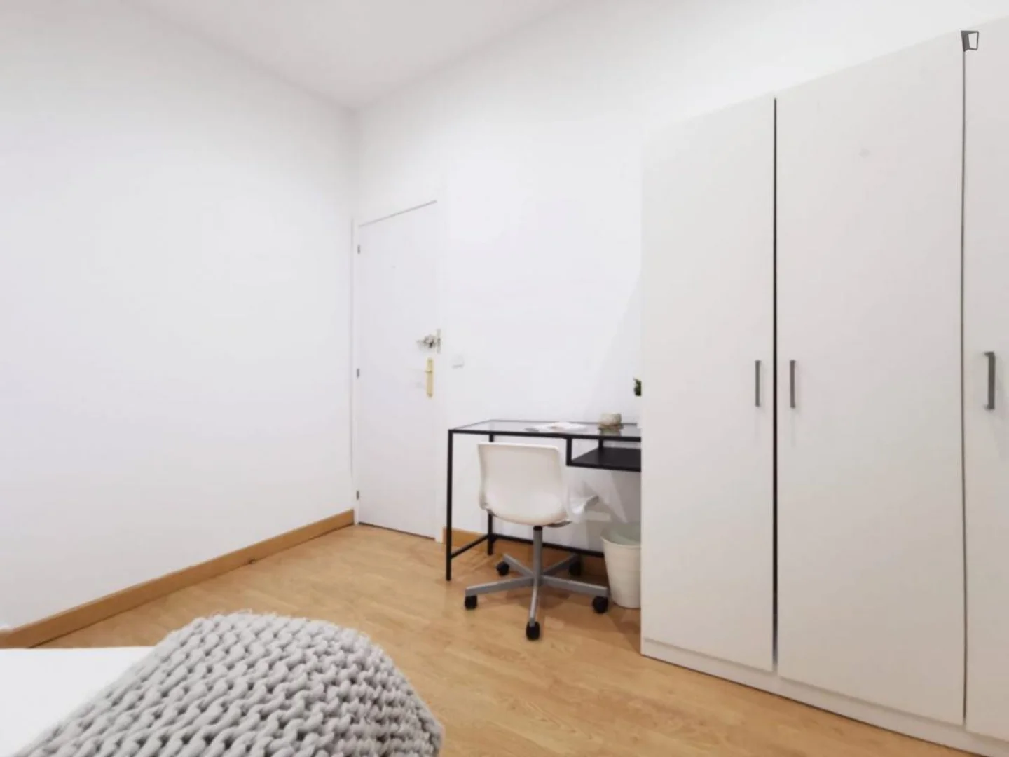 'de öğrenci dairesinde, tamamen mobilyalı kiralık oda