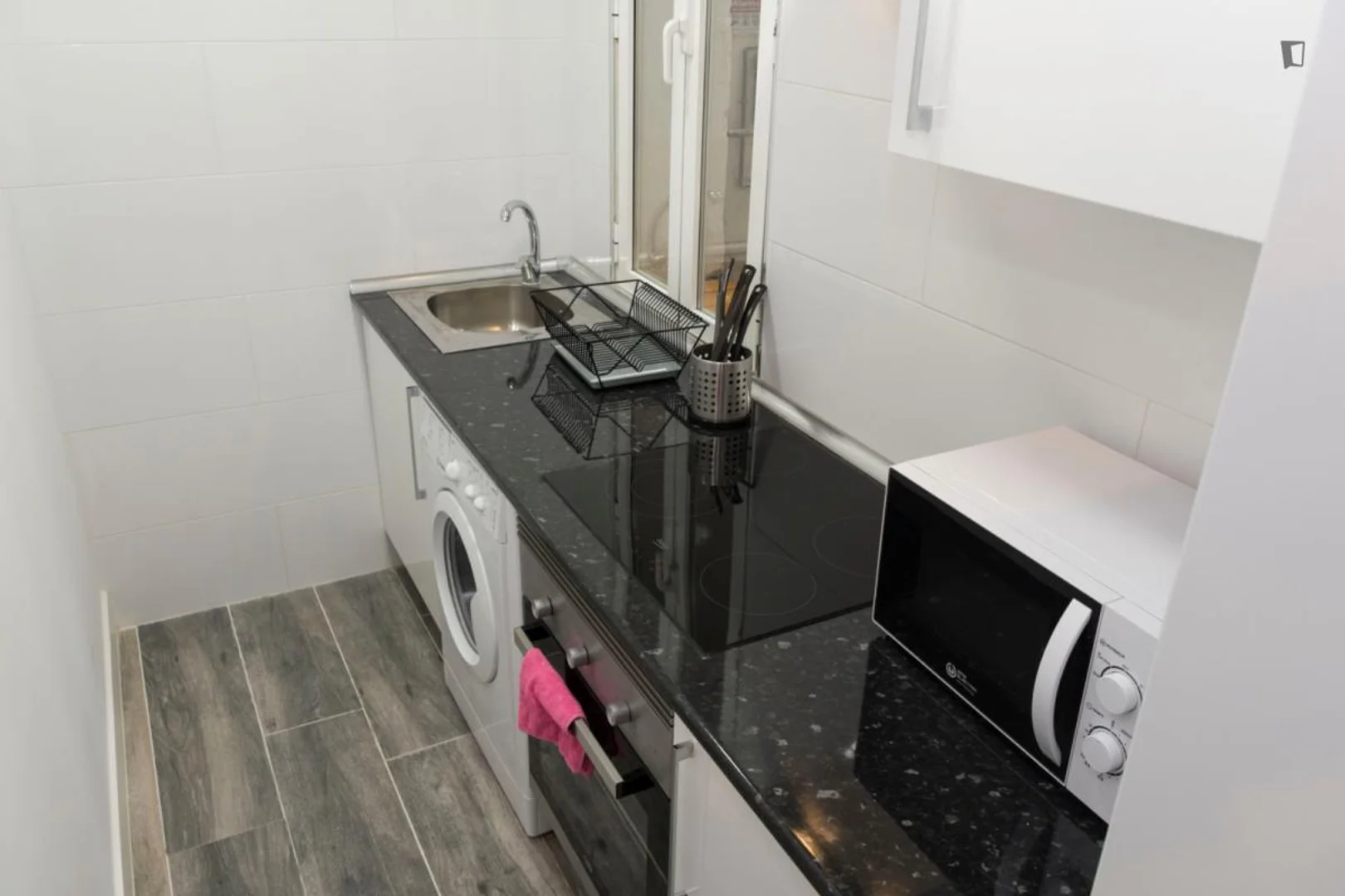 'de modern olanaklara sahip öğrenci dostu oda