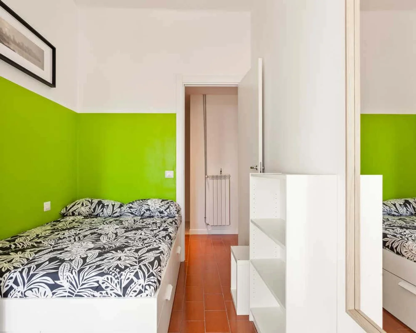 Habitación estudiantil luminosa y aireada con fácil acceso a la universidad en