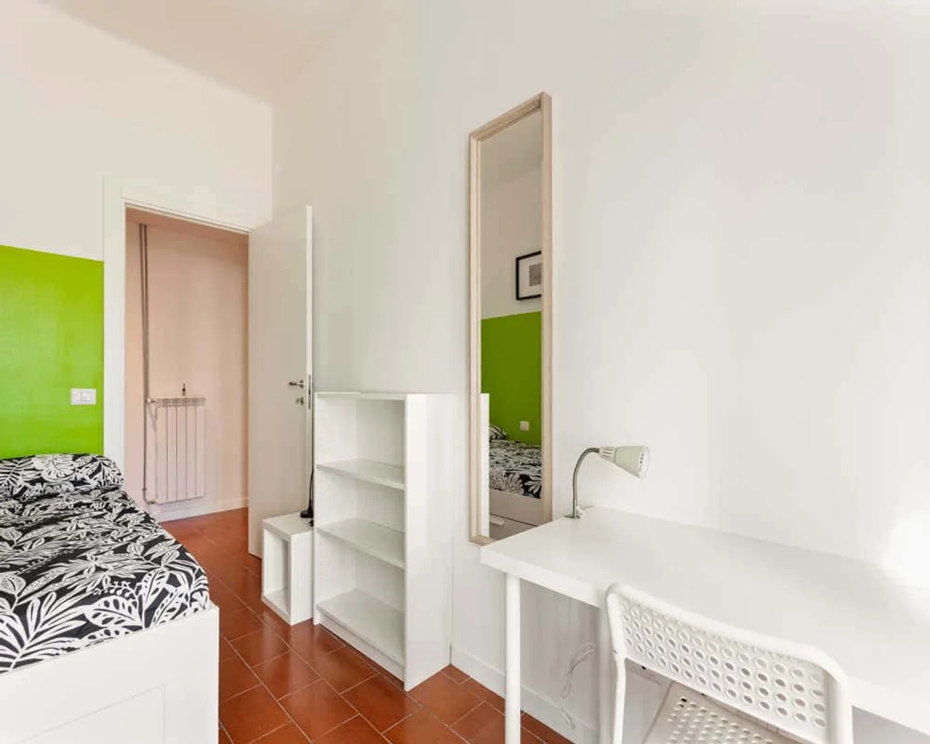 Habitación asequible para estudiantes con buena iluminación en