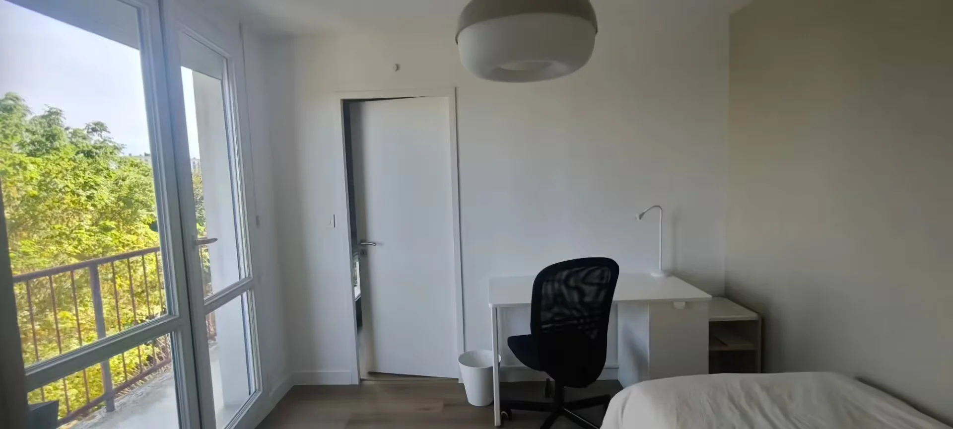 Bright and airy student room with easy university access in 