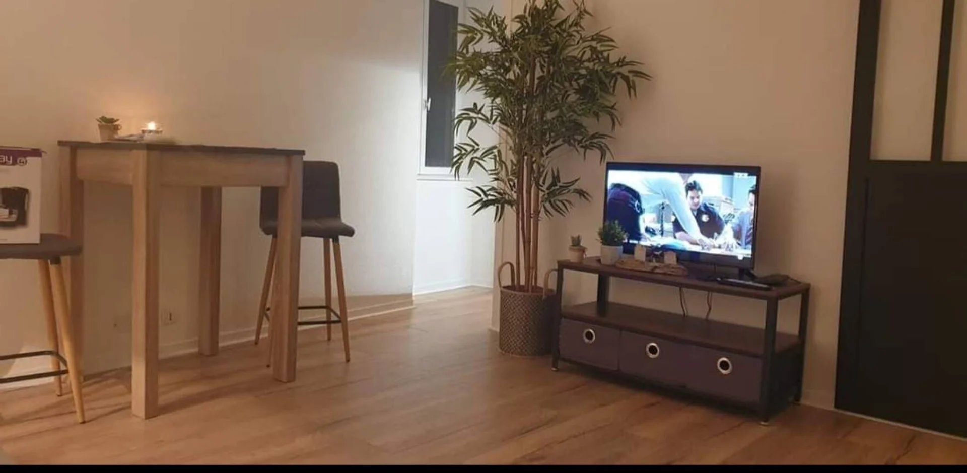 Pokój studencki w  z miejscem do nauki i wspólnymi udogodnieniami