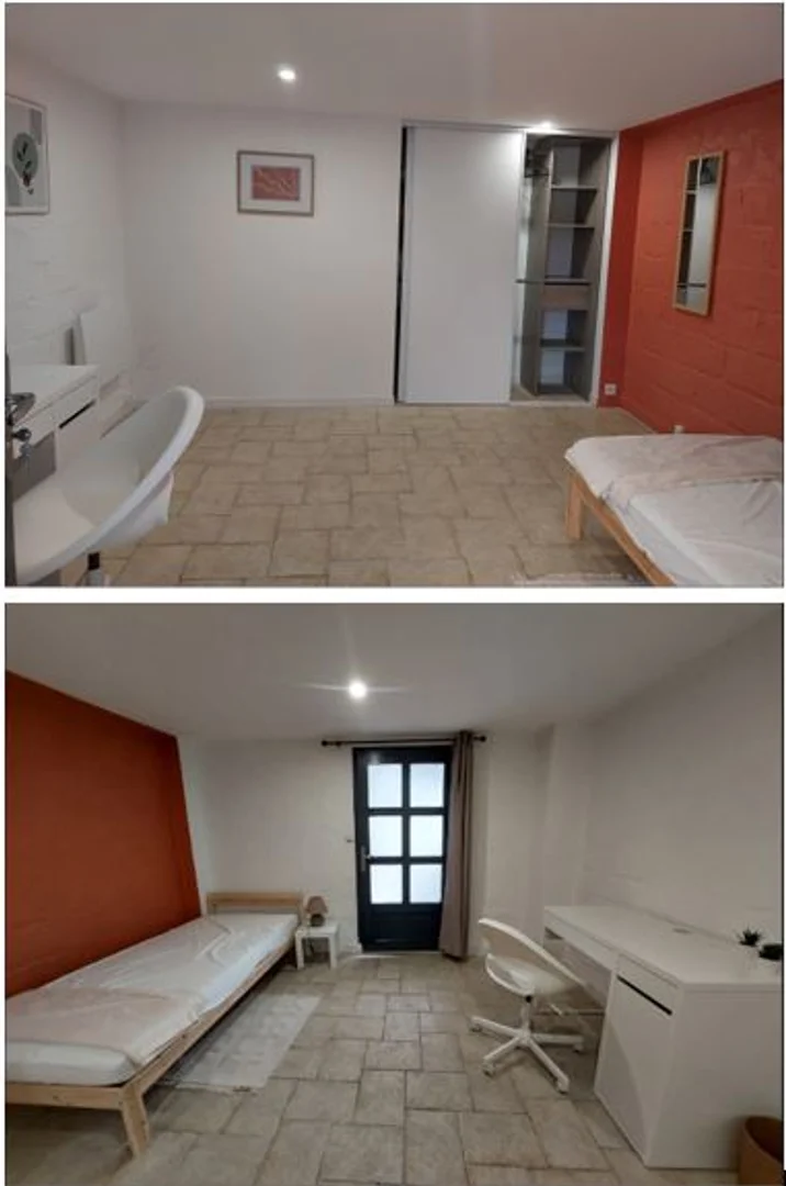 Quarto de estudante em com área de estudo e instalações partilhadas