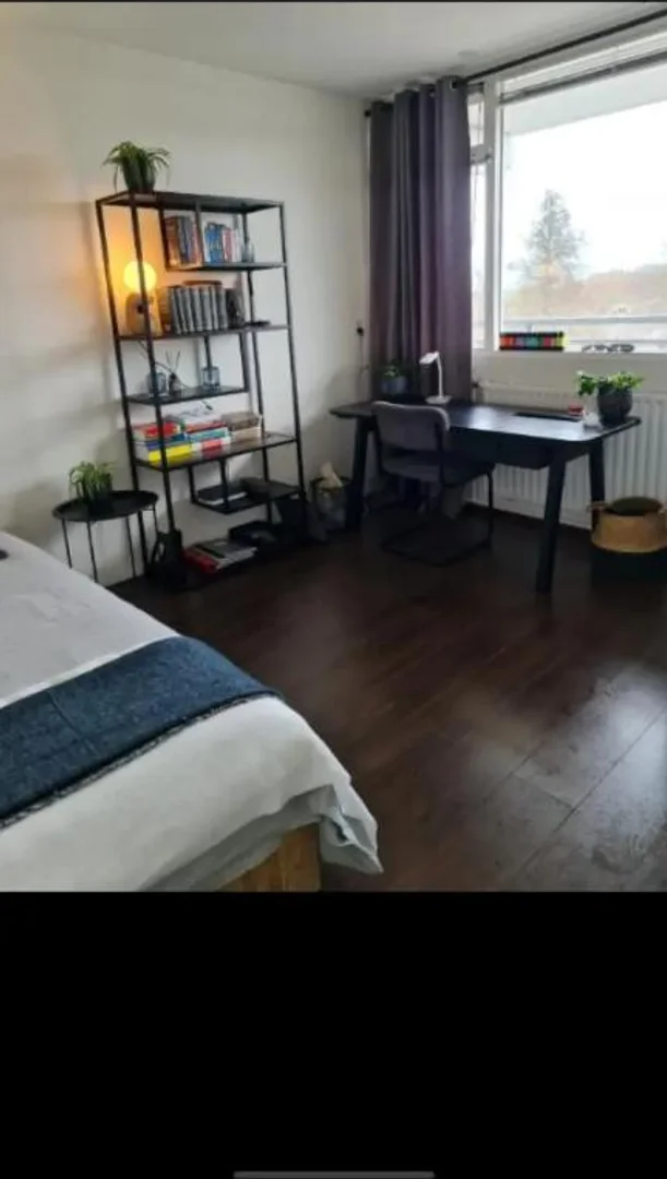 Quarto de estudante em  com área de estudo e instalações partilhadas