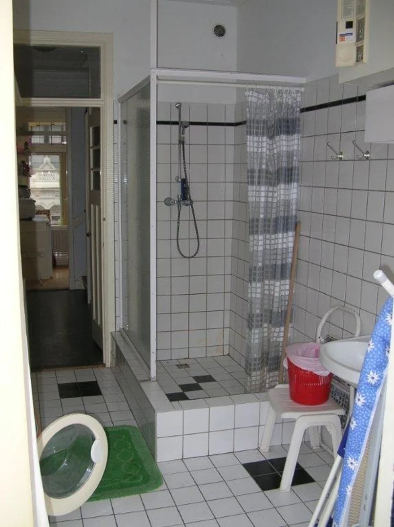 Quarto de estudante em  com área de estudo e instalações partilhadas