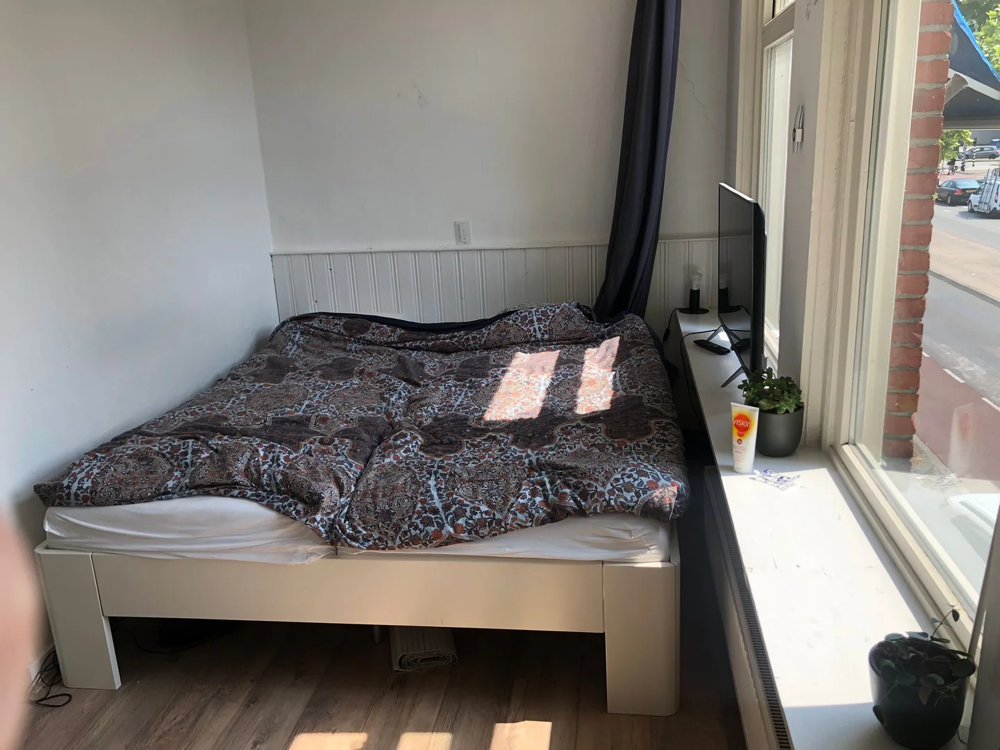 Quarto de estudante luminoso e arejado com acesso fácil à universidade em 