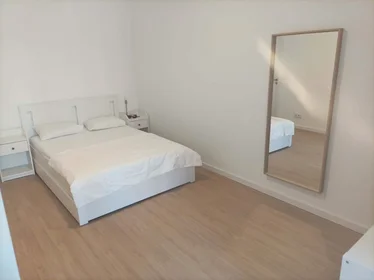 Stanza privata in Rua Rosa Damasceno, Lisbon, immagine 1 di 10