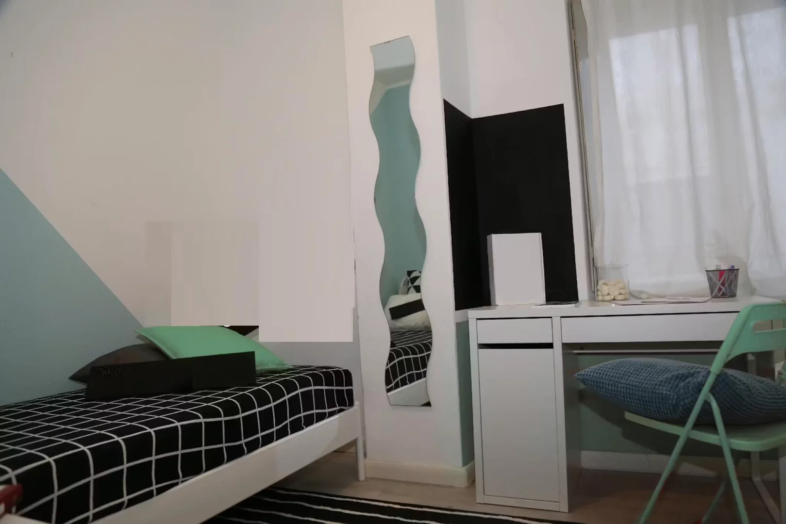 Chambre conviviale pour les étudiants dans avec des équipements modernes