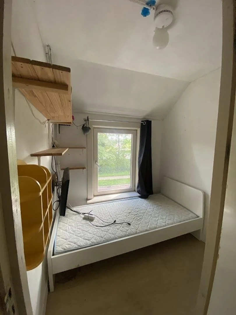 Economical student room with convenient location in 