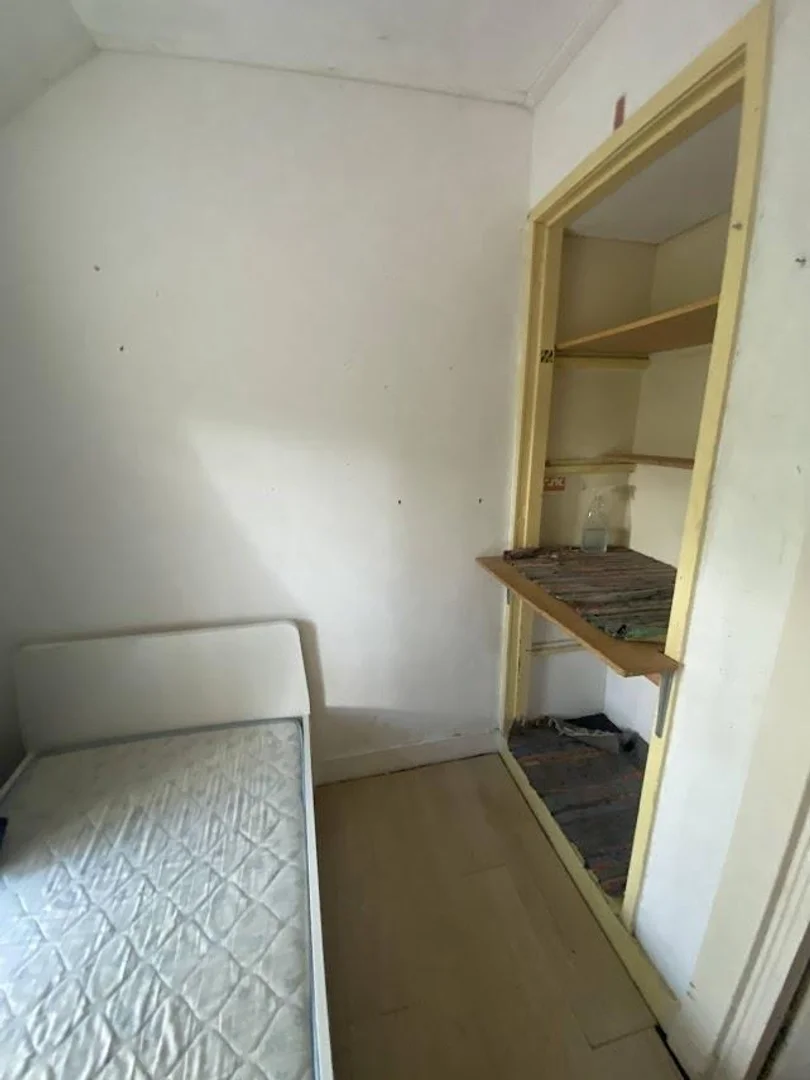 Cozy room for students available in 