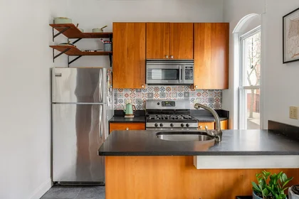 Appartamento intero in residence in 10, Cottage St., Unit 2, East Boston, Boston, MA, 02128, immagine 11 di 22