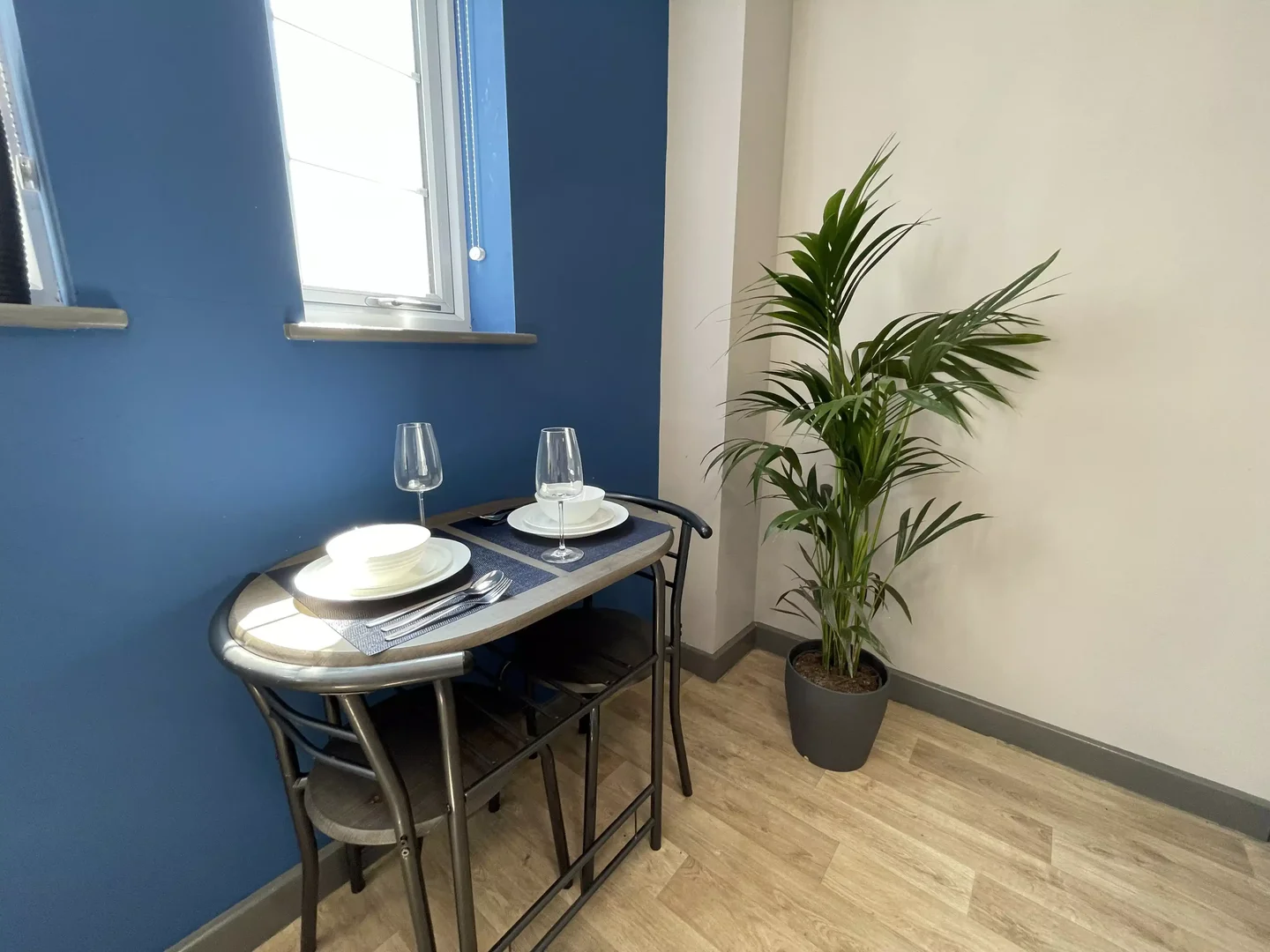 Studio d'étudiant minimaliste dans avec agencement efficace