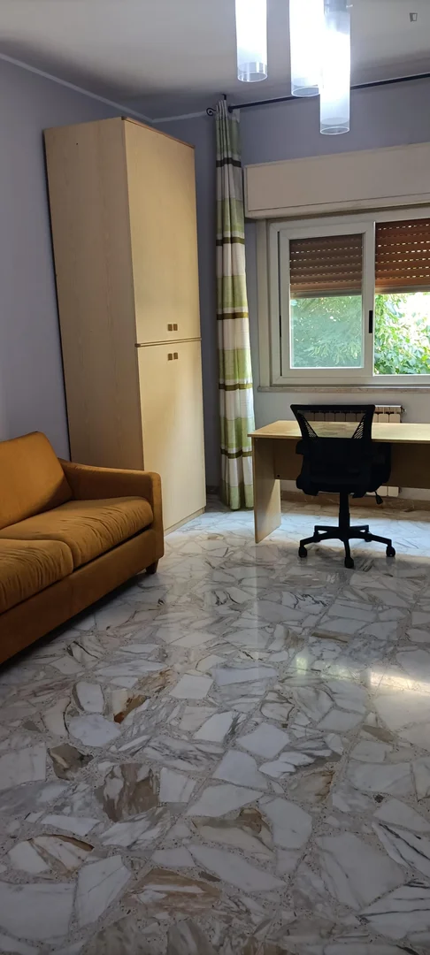 'da öğrenciler için yeterli aydınlatmaya sahip uygun fiyatlı oda