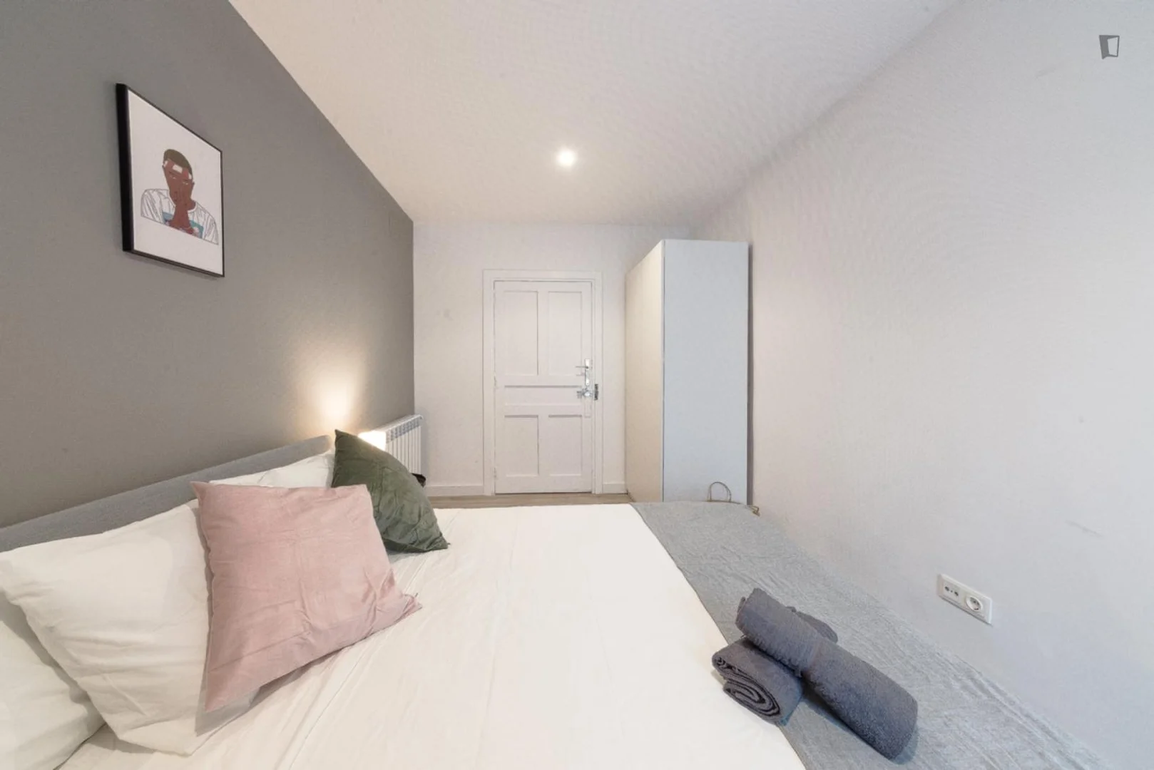 Habitación acogedora para estudiantes disponible en