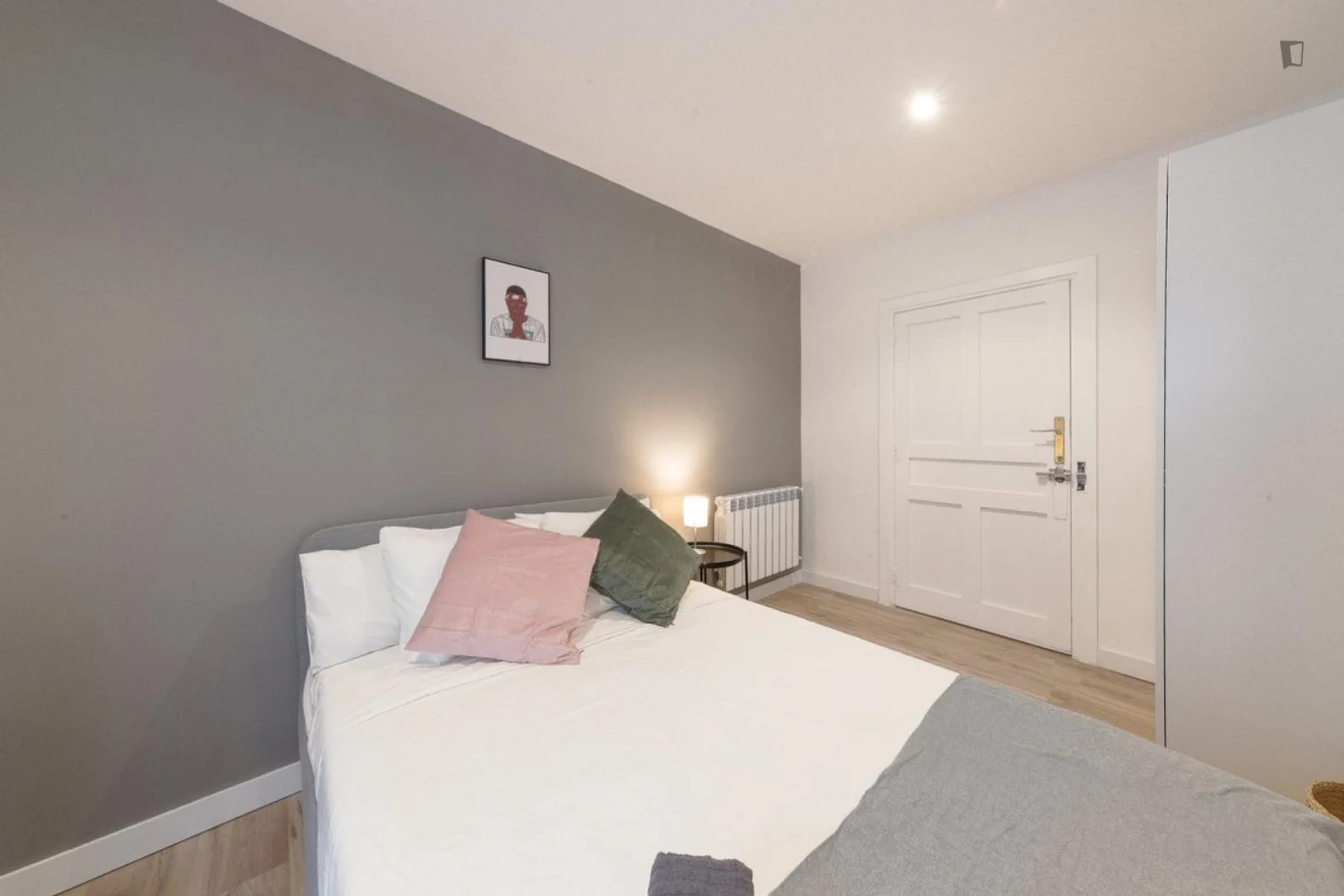Habitación estudiantil funcional perfecta para estudiar en