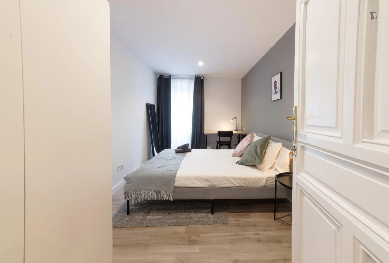 Habitación estudiantil funcional perfecta para estudiar en