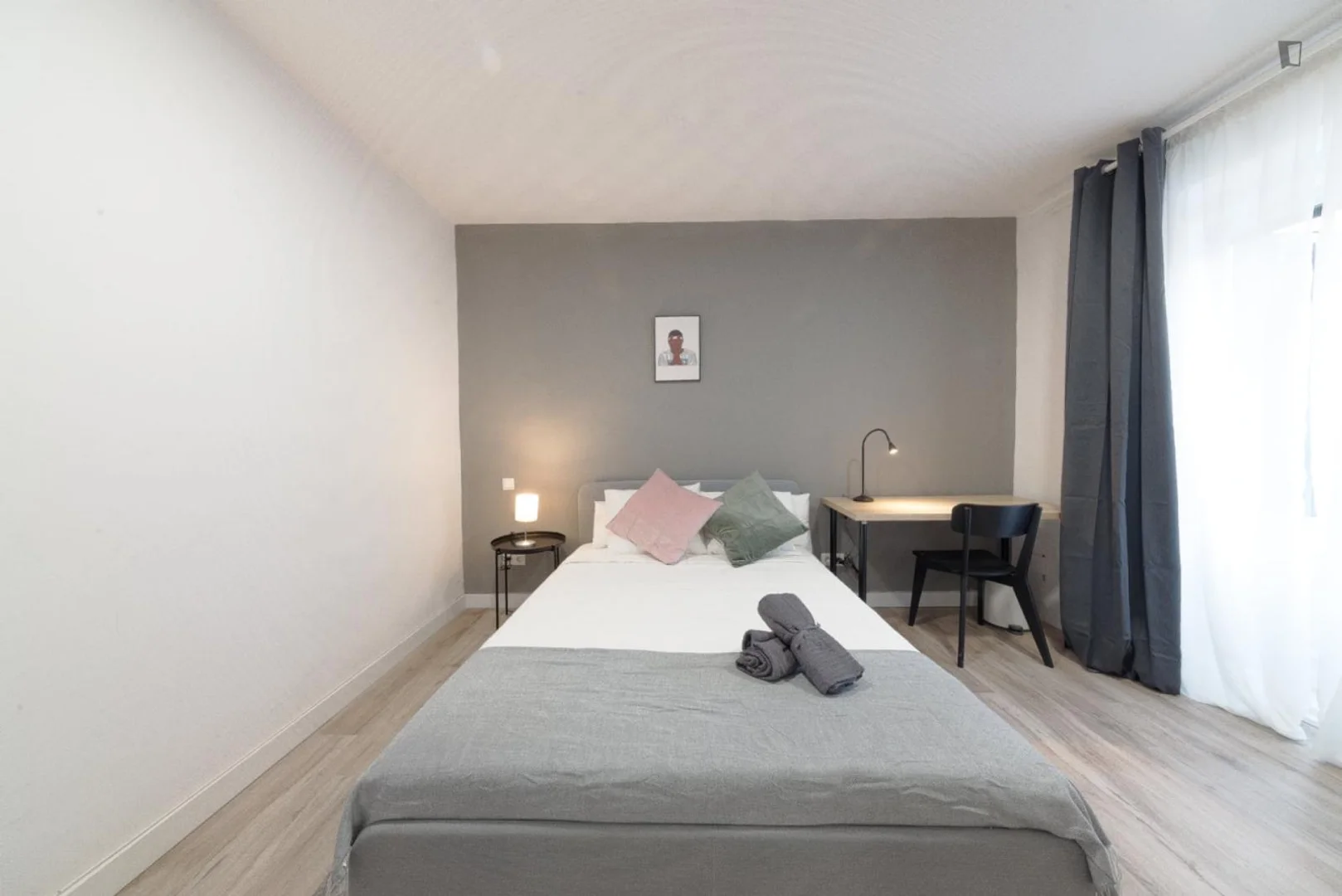 Habitación estudiantil luminosa y aireada con fácil acceso a la universidad en
