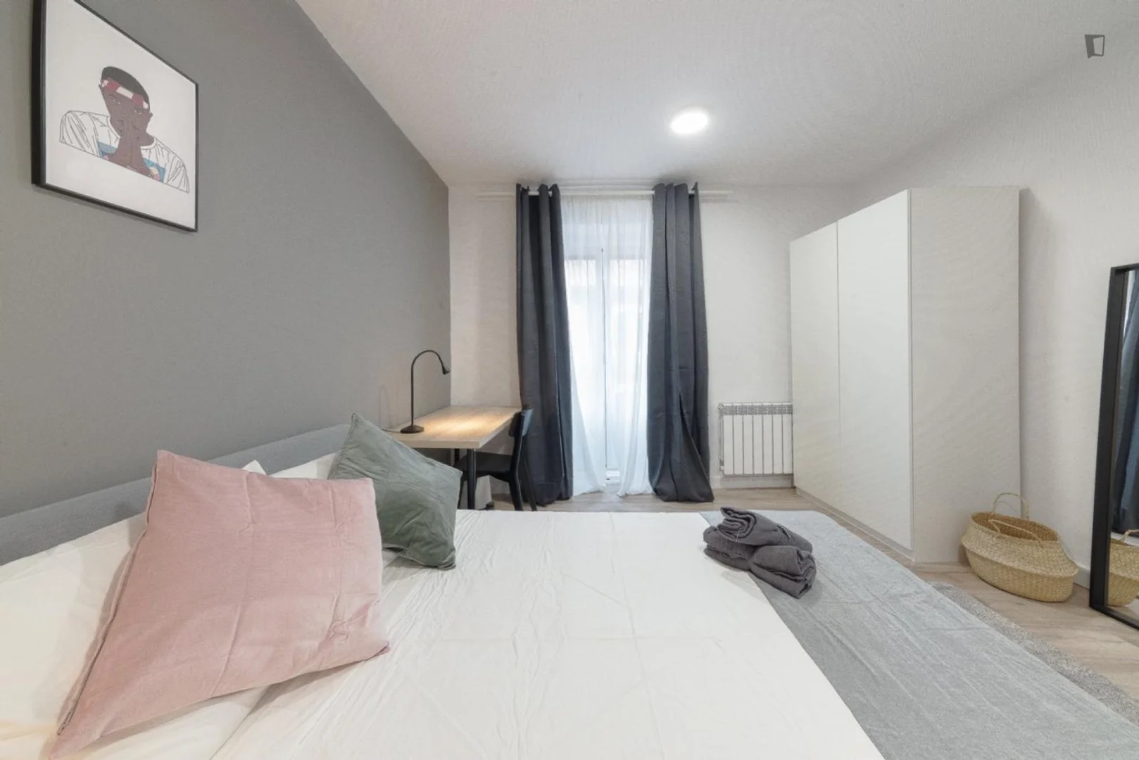 Habitación asequible para estudiantes con buena iluminación en