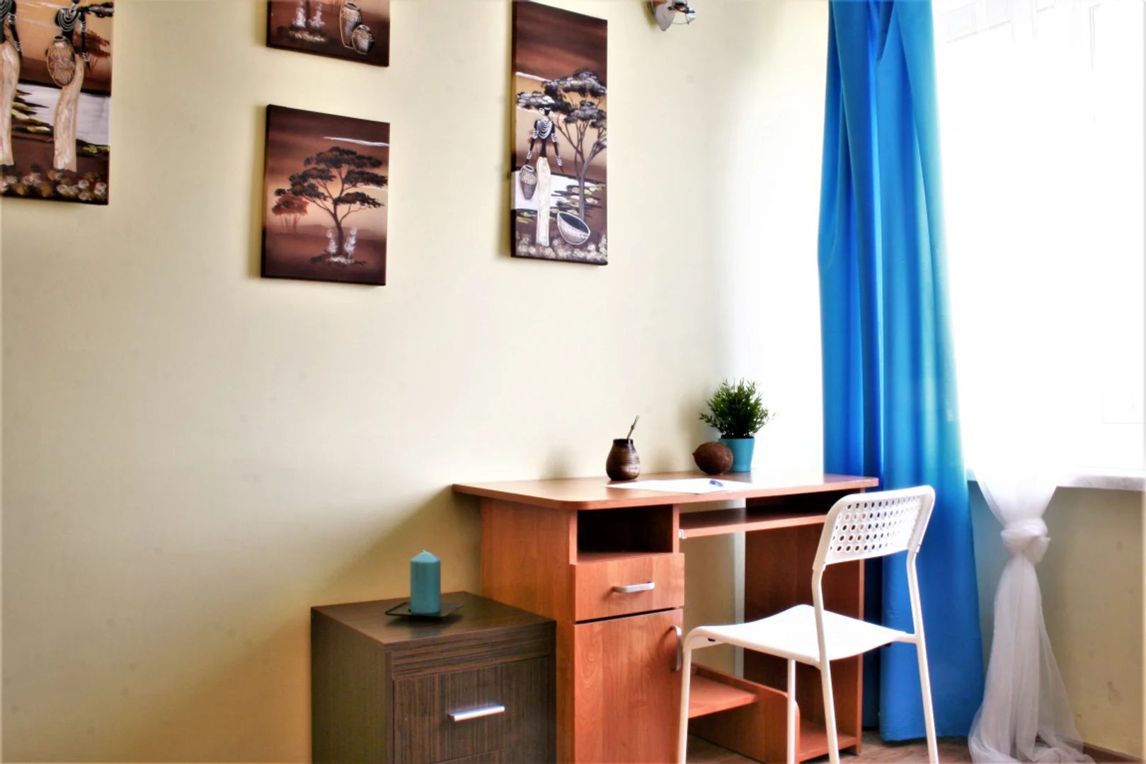 Funktionelles Studentenzimmer perfekt zum Studieren in