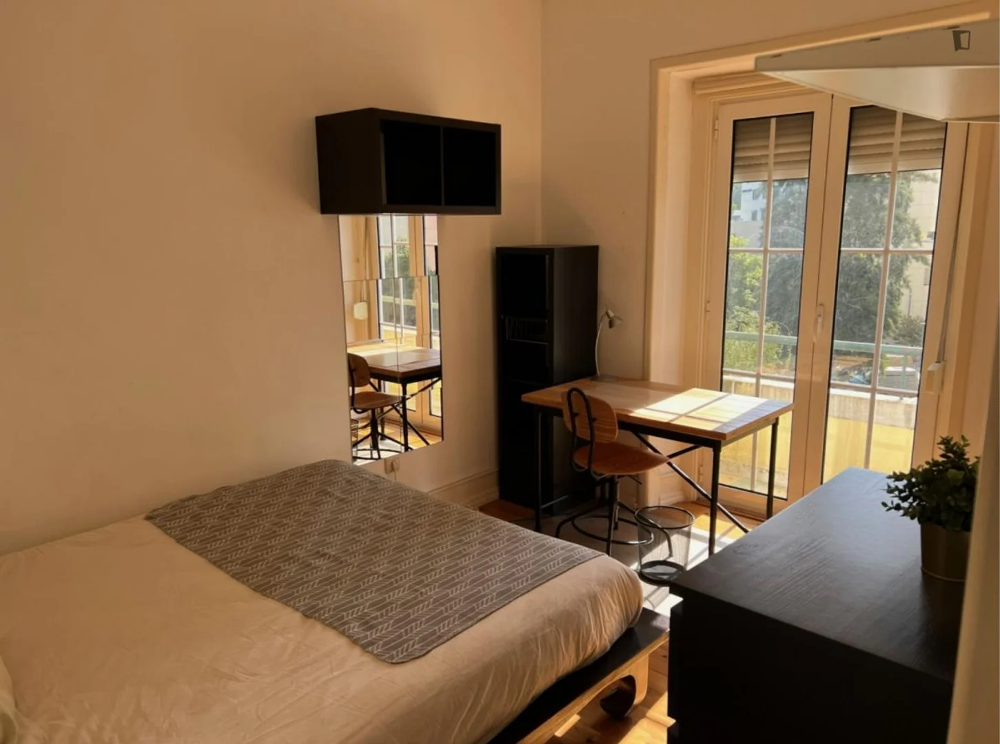 Quarto de estudante em  com área de estudo e instalações partilhadas