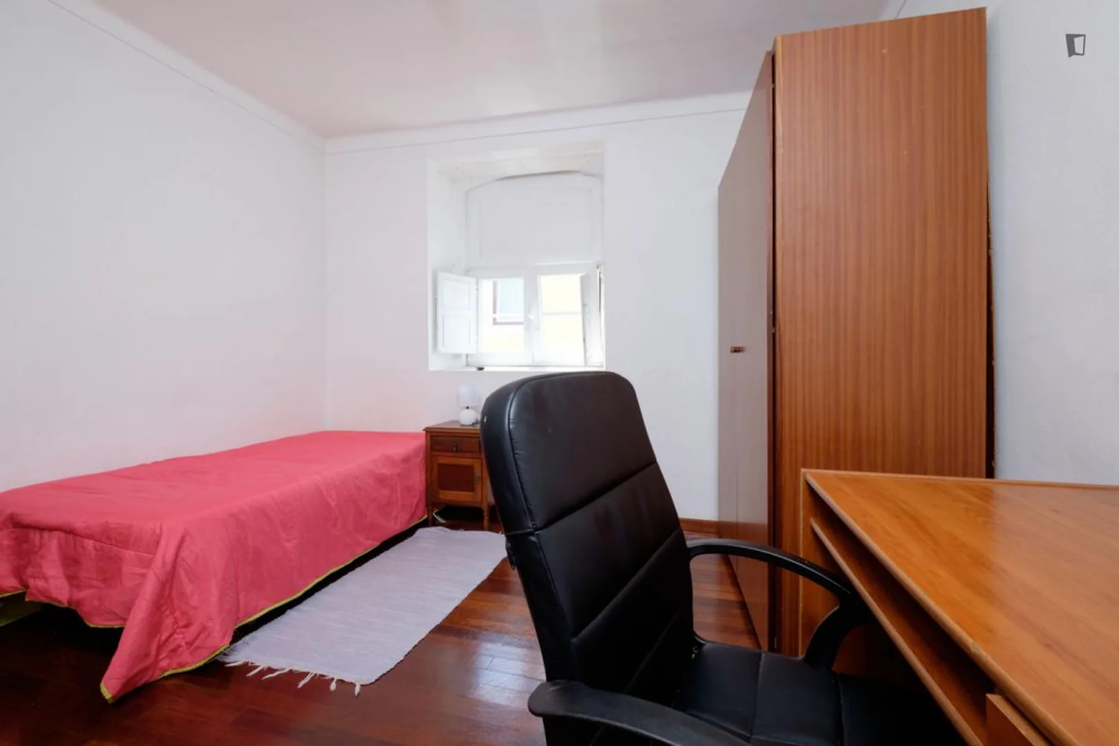 Funktionelles Studentenzimmer perfekt zum Studieren in