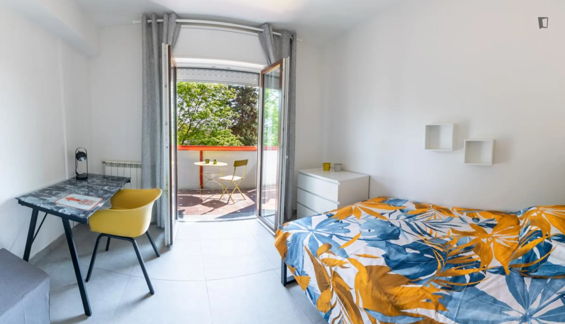 Comfortable and spacious student room in 