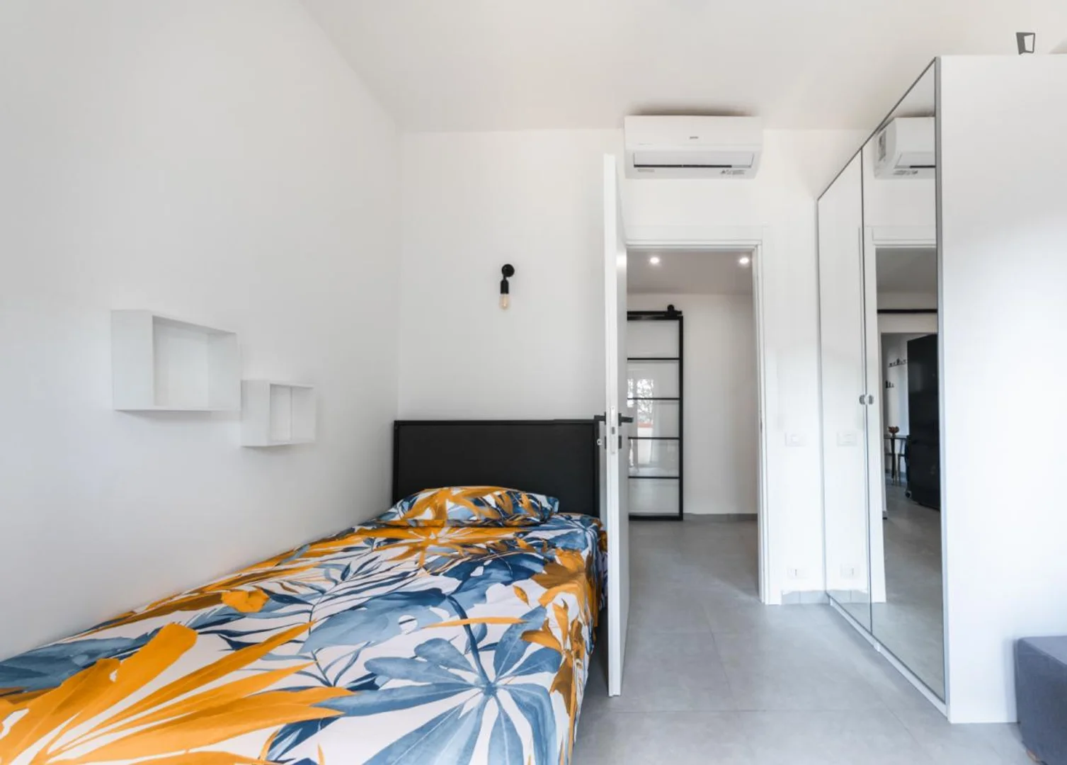 Student-friendly room in  with modern amenities